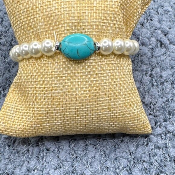 Alquimia Jewelry - Pearls and turquoise charm adorned barcelet